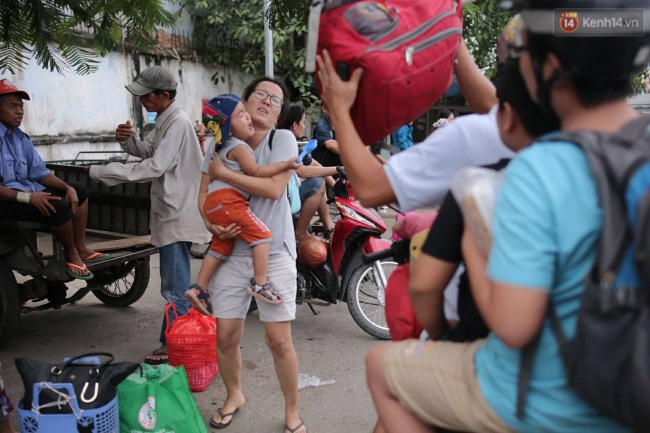 Người dân mang theo cả ghế ngồi để chờ xe lên thành phố - Ảnh 2.