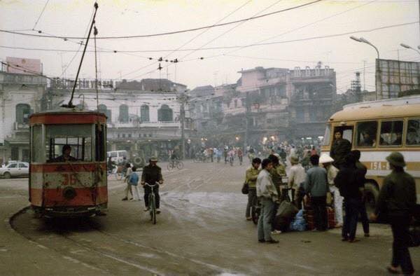 Nhìn bus BRT nay, lại nhớ tàu điện xưa ở Hà Nội - Ảnh 2.