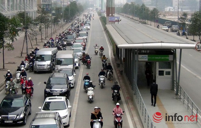 Tại sao CSGT chưa xử lý người chặn đường xe buýt nhanh BRT? - Ảnh 1.