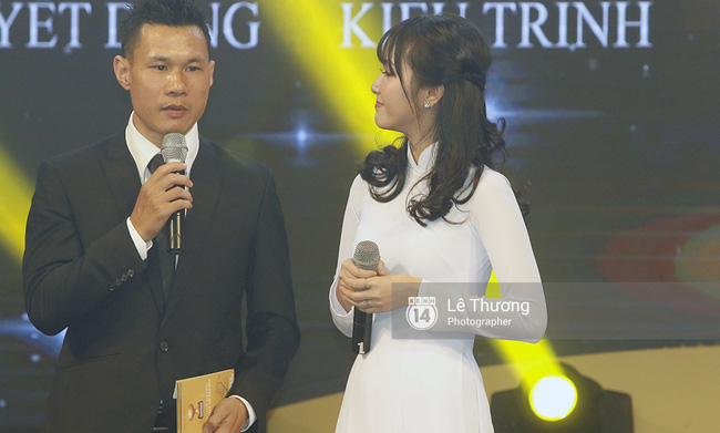 Thánh nữ bolero Jang Mi và những pha khó đỡ trong đêm Gala Quả bóng vàng Việt Nam 2016 - Ảnh 2.