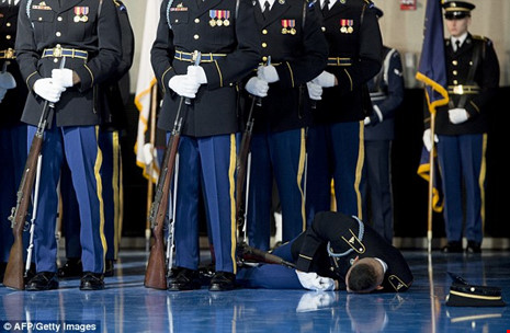 Lính Mỹ ngất xỉu trong lễ chia tay Tổng thống Obama - Ảnh 1.