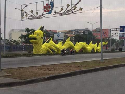 Dân tình xôn xao vì con rồng Tết mang màu sắc, hình thù khó hiểu ở Hải Phòng - Ảnh 1.