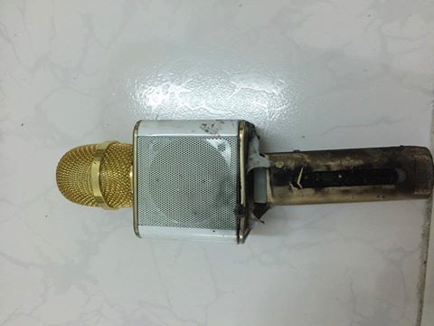  Mua micro hát karaoke giá 650.000 đồng, khi sạc phát nổ suýt cháy cả nhà - Ảnh 1.