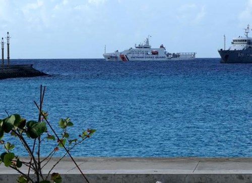 Tàu Cảnh sát biển 8002 thăm đảo Sinh Tồn - Ảnh 1.