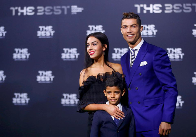 Bạn gái Ronaldo đánh bật nhan sắc sao Hollywood tại Gala FIFA - Ảnh 2.