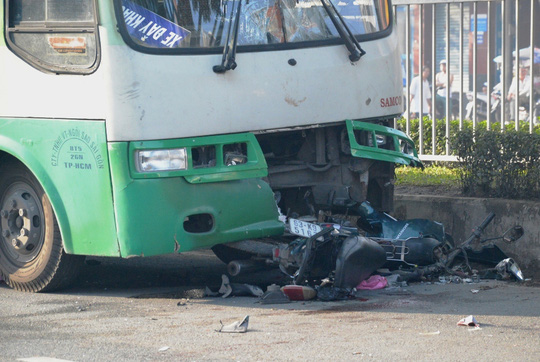 Băng qua đường, 2 cha con bị xe buýt tông nguy kịch - Ảnh 1.