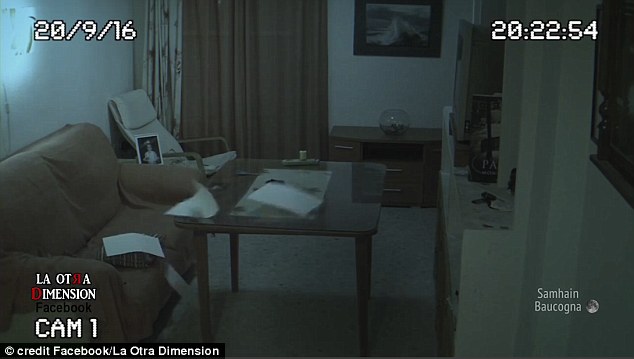 Lắp camera an ninh ở nhà để yên tâm hơn về con gái, ông bố sởn da gà khi xem lại video - Ảnh 4.