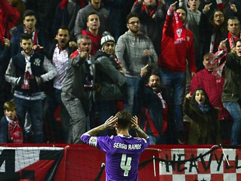 Zidane: Sergio Ramos đã bị CĐV Sevilla làm tổn thương - Ảnh 1.