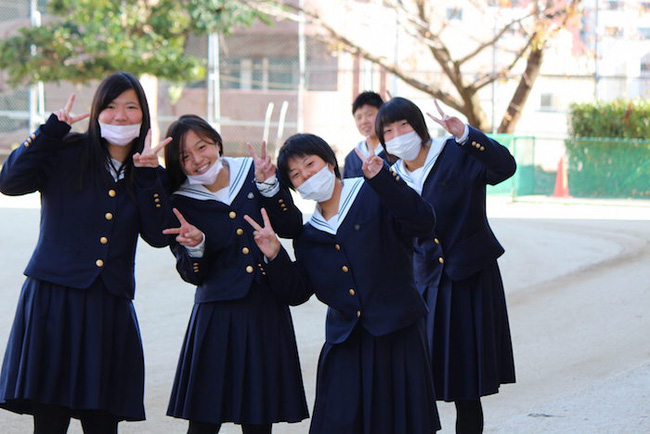 Bảo vệ sức khỏe chỉ là phụ, đây mới đích thực là lý do giới trẻ Nhật đeo khẩu trang mỗi ngày - Ảnh 1.