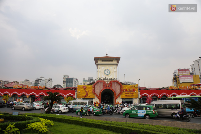 Lại tranh cãi về cách trang trí trái tim đỏ rực ở cổng chính chợ Bến Thành Sài Gòn - Ảnh 1.