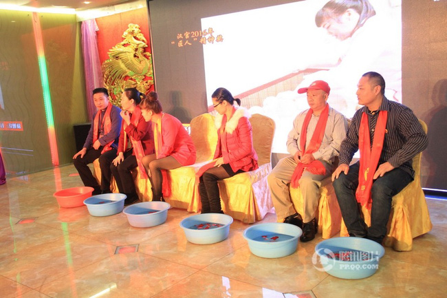Trung Quốc: Lãnh đạo công ty tận tụy quỳ gối rửa chân cho nhân viên trong tiệc tất niên - Ảnh 2.
