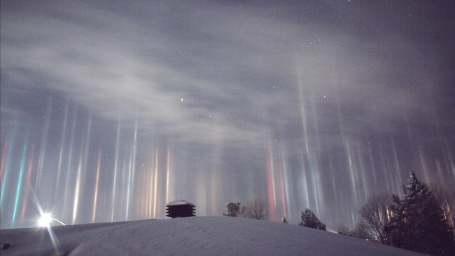 Giải mã những cột sáng bí ẩn nghi của người ngoài hành tinh đang gây xôn xao cả một vùng trời Canada - Ảnh 1.