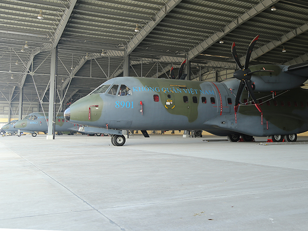 Lữ đoàn 918 từng bước khai thác và làm chủ máy bay Casa-295 - Ảnh 1.