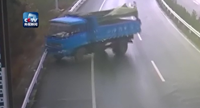 Trung Quốc: Chủ quan không thắt dây an toàn, tài xế xe tải bị hất văng ra đường trọng thương - Ảnh 3.