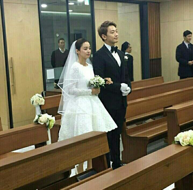 Không chỉ tổ chức đám cưới siêu tiết kiệm, Kim Tae Hee còn giản dị tới mức diện váy cưới không tên tuổi - Ảnh 1.