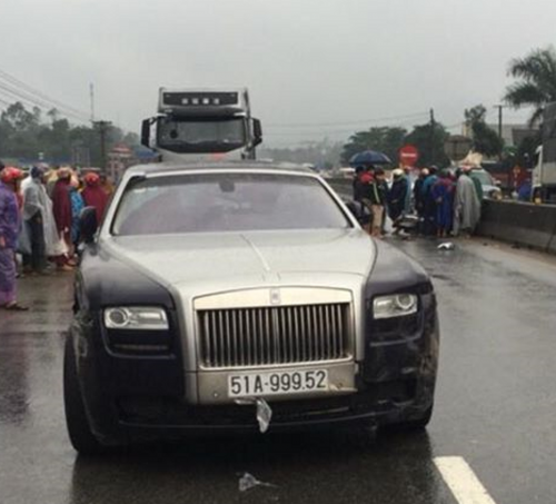 Xe sang Rolls Royce gây tai nạn nghiêm trọng trên QL1A - Ảnh 1.