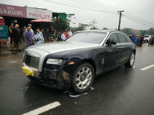 Xe sang Rolls Royce gây tai nạn nghiêm trọng trên QL1A - Ảnh 2.