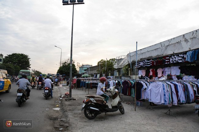Nhiều nhân viên cửa hàng thời trang ở Sài Gòn cầm bảng giá tràn ra đường chào mời khách dịp cận Tết - Ảnh 2.