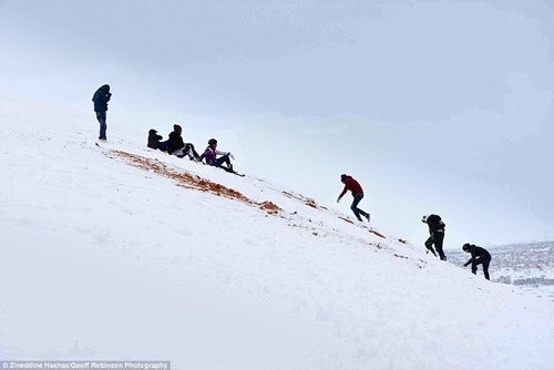 Không thể tin nổi: Tuyết rơi trên sa mạc lớn nhất thế giới sau 38 năm - Ảnh 1.