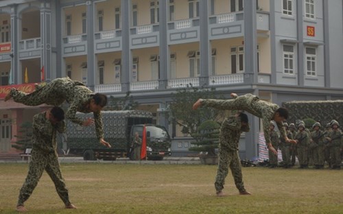 Cận cảnh đặc công biệt động mình đồng da sắt - Ảnh 1.