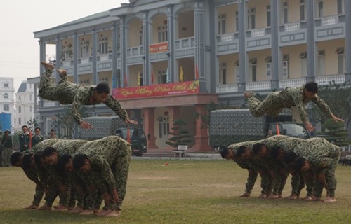 Cận cảnh đặc công biệt động mình đồng da sắt - Ảnh 2.