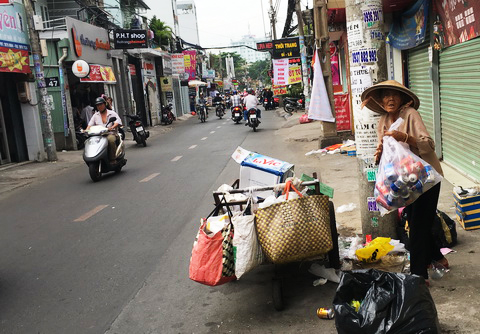 Người bà nghèo nhặt ve chai sắm Tết cho cháu mồ côi - Ảnh 2.