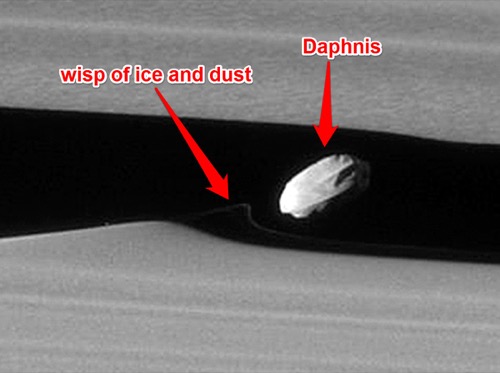 Bức ảnh cận cảnh đầu tiên của một vệ tinh Sao Thổ - Ảnh 1.