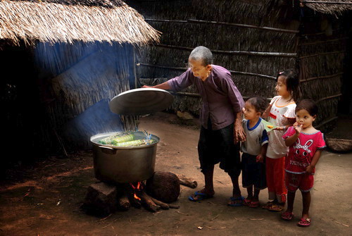 Người lớn than Tết buồn, sao không ngắm nhìn lũ trẻ để nhớ về những ngày xưa tưng bừng háo hức... - Ảnh 1.