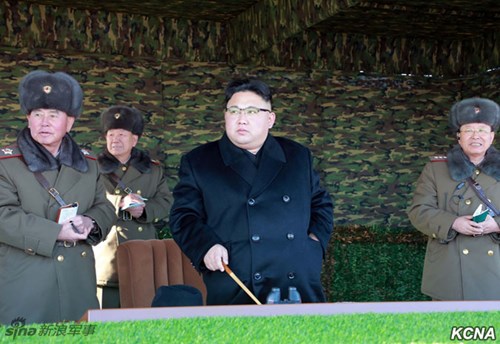 Ông Kim Jong-un trực tiếp chỉ đạo xe tăng vượt sông tập trận - Ảnh 1.