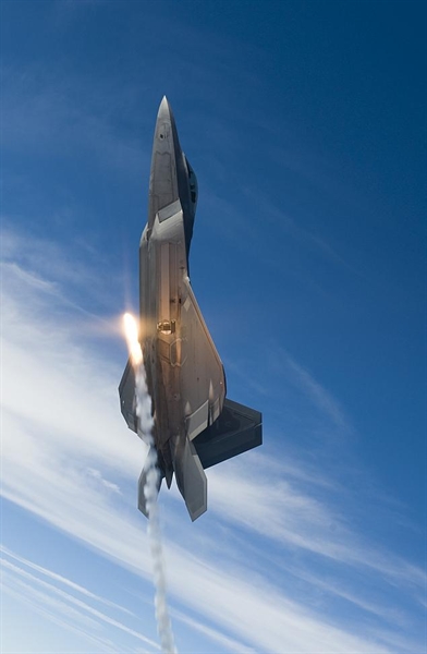 Lần đầu tiên F-22 mang được tên lửa AIM-120D và AIM-9X - Ảnh 7.