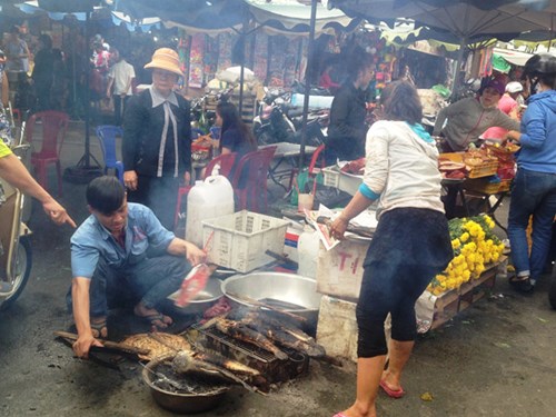 Nhộn nhịp mua cá lóc nướng trong ngày Thần tài - Ảnh 2.