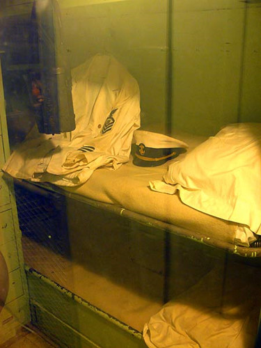 Buồng ngủ của thủy thủ trên tàu ngầm quân sự trông như thế nào? - Ảnh 6.