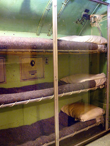 Buồng ngủ của thủy thủ trên tàu ngầm quân sự trông như thế nào? - Ảnh 13.