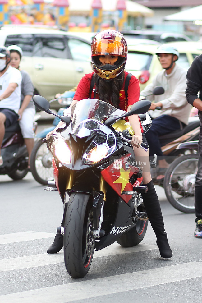 Nữ biker 9X Sài Gòn cưỡi xe khủng cổ vũ Công Phượng và U23 Việt Nam - Ảnh 1.