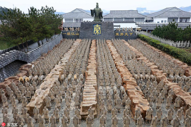 Hết cái để fake, người Trung Quốc nhái luôn cả đội quân đất nung trong lăng mộ Tần Thuỷ Hoàng - Ảnh 1.