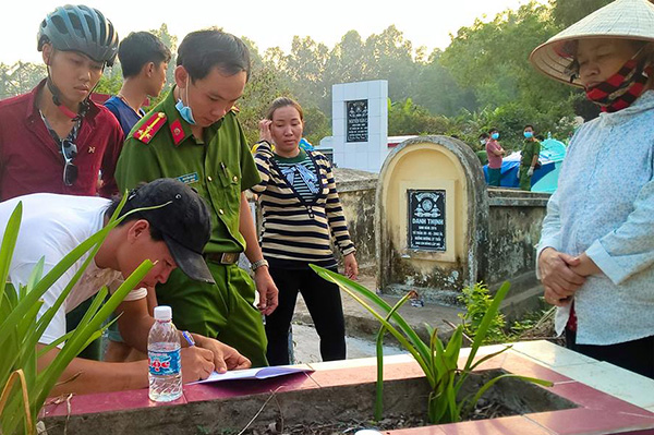 Nghi án mẹ trẻ làm rơi chết con, lén chôn ở chùa rồi bỏ trốn - Ảnh 1.