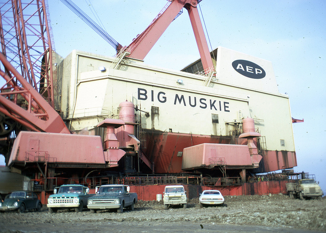 Big Muskie:  Có thể quét sạch 2 chiếc xe buýt cỡ lớn chỉ trong 1 gầu xúc - Ảnh 2.