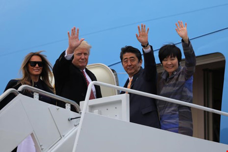 Trump hứa bảo vệ Nhật, mời Abe cùng nghỉ cuối tuần - Ảnh 1.