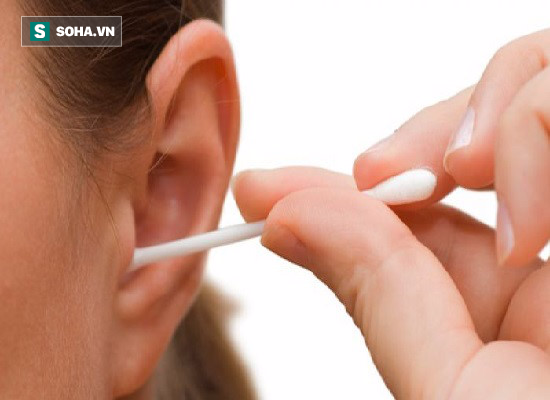 Nhỏ 1 giọt oxy già vào tai trước khi tắm: Cách lấy ráy tai an toàn không phải ai cũng biết - Ảnh 1.