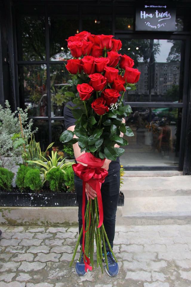 Cành hồng đỏ cao bằng một cô gái giá 500.000 gây sốt mùa Valentine năm nay - Ảnh 1.