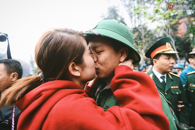 Nụ hôn và nước mắt tiễn tân binh lên đường nhập ngũ trong ngày Valentine - Ảnh 1.