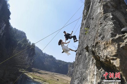 Treo người trên vách núi cao 100 mét để chụp ảnh cưới - Ảnh 1.