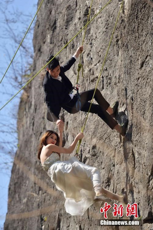 Treo người trên vách núi cao 100 mét để chụp ảnh cưới - Ảnh 2.
