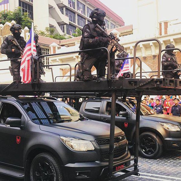 Bộ đôi xe bọc thép nhập từ Mỹ của Công an VN khiến cảnh sát nhiều nước ngưỡng mộ - Ảnh 2.