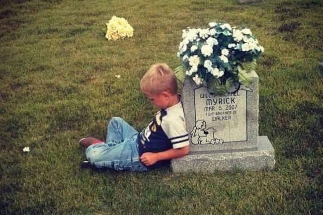 Động lòng hình ảnh anh trai qua năm tháng vẫn ngồi bên nấm mộ kể chuyện cho cậu em sinh đôi - Ảnh 1.