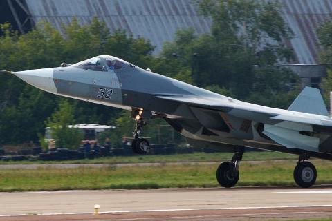 Phương Tây vừa run, vừa chê siêu tiêm kích T-50 PAK-FA - Ảnh 1.