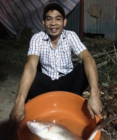 Người dân Sài Gòn câu được cá sủ vàng quý hiếm - Ảnh 1.