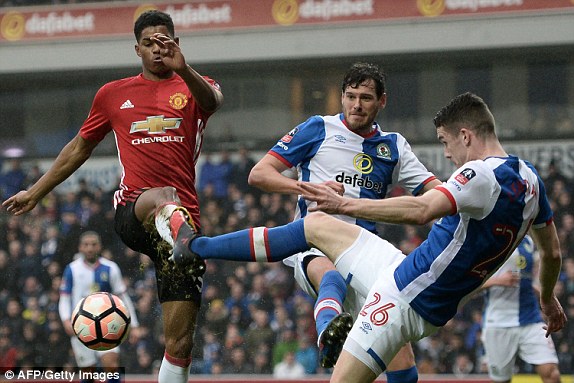 Ibrahimovic sắm vai cứu thế, Man Utd thắng nhọc Blackburn Rovers - Ảnh 2.