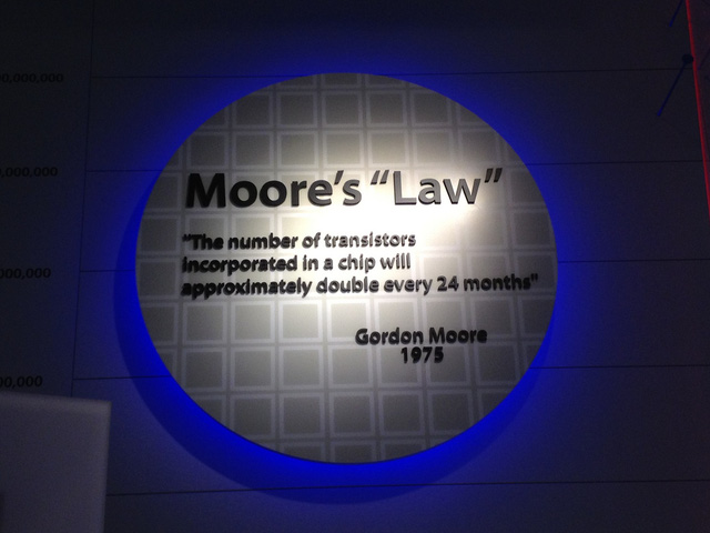 Đưa ánh sáng vào trong chip xử lý máy tính có thể sẽ phá vỡ giới hạn của Định luật Moore, tiến xa 15 năm công nghệ - Ảnh 1.