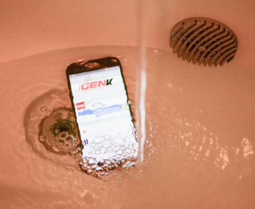 Xem cảnh mở hộp điện thoại tốt nhất trong tầm giá của Samsung, nhưng là trong bồn tắm - Ảnh 1.